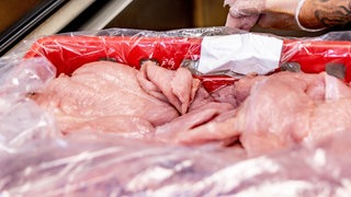 Symbolbild. In einer Kiste liegen rohe Putenschnitzel. Gegen einen angeblichen Metzger beginnt ein Prozess am Amtsgericht Reutlingen