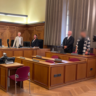 Prozess im Tübinger Landgericht: Der Angeklagte steht wegen Totschlags vor Gericht. Er soll seine Lebensgefährtin in Bad Teinach-Zavelstein getötet haben.