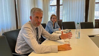 Tübingens Oberbürgermeister Boris Palmer (parteilos) bei einer Pressekonferenz am 18. Juli 2025. Dabei begründete er, warum er der AfD eine Diskussionsveranstaltung zugesichert hat, wenn sie im Gegenzug auf eine Demonstration in Tübingen verzichtet.