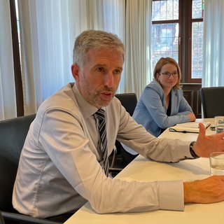 Tübingens Oberbürgermeister Boris Palmer (parteilos) bei einer Pressekonferenz am 18. Juli 2025. Dabei begründete er, warum er der AfD eine Diskussionsveranstaltung zugesichert hat, wenn sie im Gegenzug auf eine Demonstration in Tübingen verzichtet.