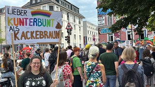 "Lieber Kunterbunt als Kackebraun" steht auf einem Transparent, viele Menschen demonstrieren gegen die AfD. Im Hintergrund erkennt man das Tübinger Epple-Haus