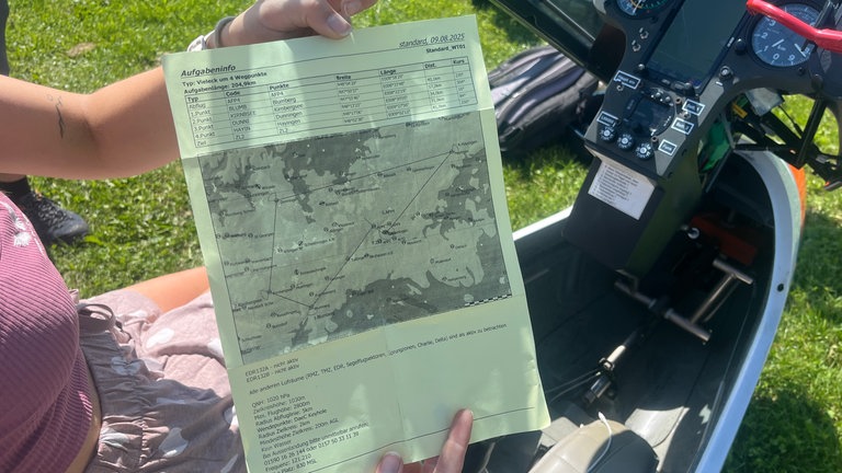 Ein Aufgabenblatt für das Jugendvergleichsfliegen: Vom Segelflugplatz in Leibertingen starten die jungen Pilotinnen und Piloten. 