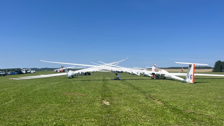 Auf dem Segelflugplatz in Leibertingen starten und landen 30 junge Teilnehmerinnen und Teilnehmer mit ihren Fliegern. 