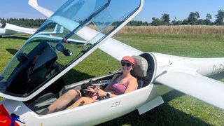 Die Pilotin Amelie Steinhorst sitzt im Cockpit eines Segelflugzeugs beim Jugendvergleichsfliegen in Leibertingen.