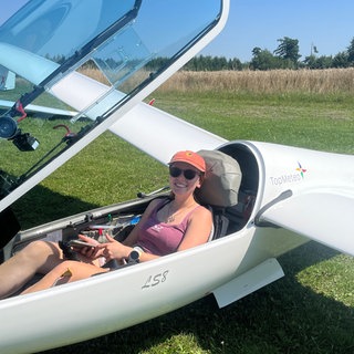 Die Pilotin Amelie Steinhorst sitzt im Cockpit eines Segelflugzeugs beim Jugendvergleichsfliegen in Leibertingen.