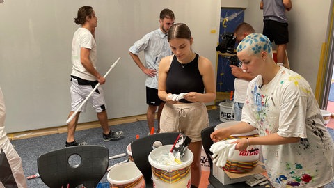 In Rottenburg ist trotz Sommerferien in der Schule etwas los. Abiturienten baden ihren misslungenen Abistreich aus und streichen die Schule neu.