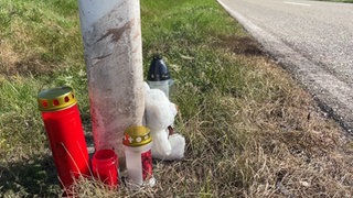 Kerzen und ein Kuscheltier am Straßenrand: Ein Mann soll zwischen Salzstetten und Pfalzgrafenweiler absichtlich in den Gegenverkehr gefahren sein. 