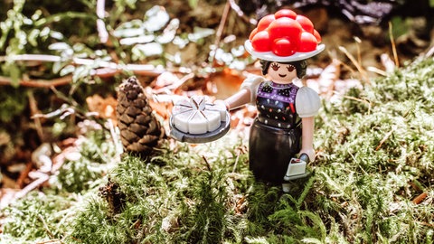 Die neue Playmobil-Figur "Schwarzwald Marie" mit Bollenhut und Schwarzwälder Kirschtorte