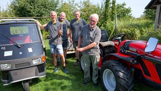 Die Männer vom Mössinger Gießtrupp machen sich bereit für die Gießaktion auf der Streuobstwiese.
