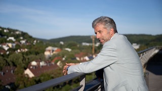 Oberbürgermeister Boris Palmer schaut von einem Balkon aus über Tübingen: Er weiß um die verschiedenen Meinungen zu seiner Zusage für eine Veranstaltung mit der AfD.