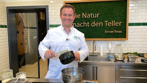 Simon Tress in seiner Bio-Sterneküche in Hayingen. Hier hat er sich ein Gemüselabor eingerichtet. 