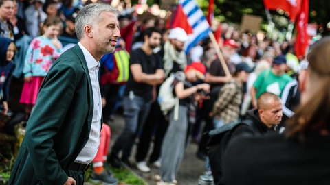 Tübinger Oberbürgermeister Boris Palmer hört sich Redebeiträge bei einer Demonstration gegen das Streitgespräch mit der AfD in Tübingen an. 