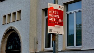Ein Plakat an einer Laterne wirbt um Fördermitglieder für das DRK Zollernalb.