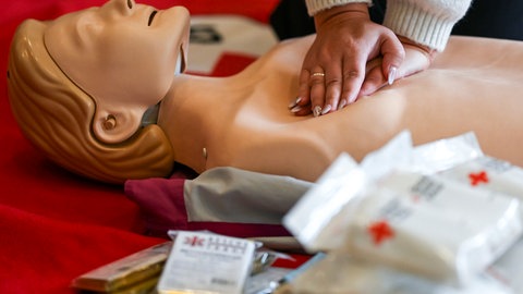 An einer Plastikpuppe wird erste Hilfe geübt: mit einer Herz-Druck-Massage. Auch Ehrenamtliche des DRK Kreisverband Zollernalb bietet solche Kurse an. 