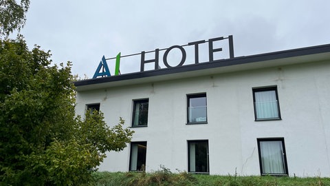 Zu sehen ist das AL-Hotel in Albstadt-Lautlingen. Dort hat im März ein Zimmer gebrannt. Der Fall wird am Landgericht Hechingen verhandelt.