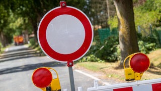 Symbolbild von einem "Durchfahrt verboten"-Schild. Die Honauer Steige ist ab Montag für mehrere Wochen gesperrt.