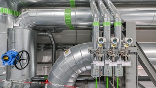 Fernwärmeleitungen in einer Pumpenhalle