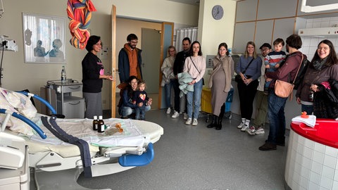 Eine Gruppe werdender Eltern wird durch den Kreißsaal in Reutlingen geführt. Sie interessieren sich für das neue Konzept, bei dem die Hebammen das Sagen haben.