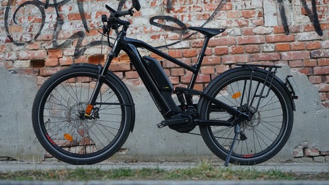 Ein Pedelec steht am Straßenrand.In Tübingen wurden rund 60 Pedelecs gestohlen. Vier junge Männer stehen dafür im Verdacht. 