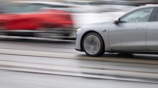 Schnelles Auto auf Straße