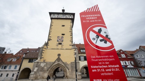 Ein Verbotsschild vor dem Tübinger Tor in Reutlingen kennzeichnet die Böllerverbotszone rund um die Altstadt.