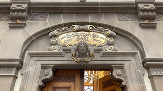 Der Schwurgerichtssaal im Landgericht Tübingen. Ein Mann aus Rottenburg muss sich hier wegen des Verdachts der versuchten Tötung an seiner Ehefrau verantworten. 