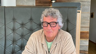 Sieghard Knodel, der fraktionslose Bundestagsabgeordnete aus dem Kreis Reutlingen, sitzt in einem Café und grinste verschmitzt in die Kamera. Er wurde für die AfD in den Bundestag gewählt und ist kurz danach aus der Partei ausgetreten.