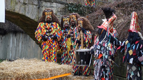 Die vier Drotzer, bunt bekleidete Narrenfiguren, beim Narrensprung in Bühl.