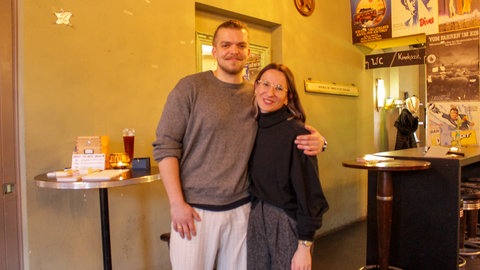 Kasia und Torben Schumann haben das Offline-Café gegründet. Im Offline-Café in Tübingen darf gespielt, geredet und genetzwerkt werden. Nur Handys müssen in der Tasche bleiben.