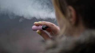 Eine Frau raucht eine E-Zigarette. Eine Studie der Uniklinik Tübingen beschäftigt sich mit dem Rauchen während der Schwangerschaft.