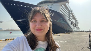 Die Touristin Lotta Bürker steht vor dem Kreuzfahrtschiff, auf dem sie sich in Abu Dhabi aktuell aufhält während der Krieg im nahen Osten ausgebrochen ist. 