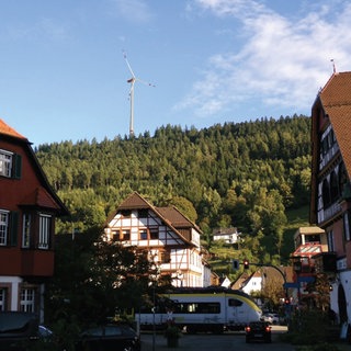 Ein Windrad ragt aus dem Wald auf einem Berg bei Alpirsbach. Die Stadtwerke Stuttgart haben mit dem Foto simuliert, wie sich das Windrad in die Umgebung einfügen könnte.
