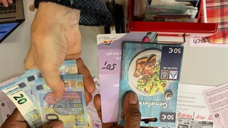 Aus der einen hand wechselt Bargeld in die andere