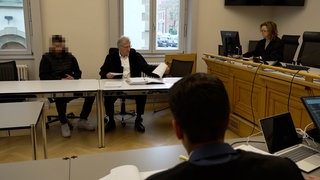 Ein Angeklagter und sein Verteidiger im Reutlinger Amtsgericht. Ein Autoraser muss ins Gefängnis.