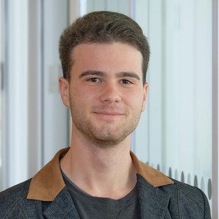 Enrico Ferrari ist Reporter für Hörfunk, Fernsehen und Online beim SWR im Studio Tübingen.