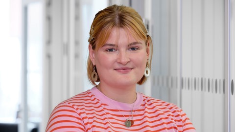 Sabeth Kalthoff ist Reporterin für Social Media, Online und Hörfunk beim SWR im Studio Tübingen.
