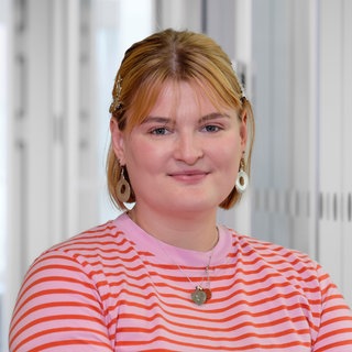 Sabeth Kalthoff ist Reporterin für Social Media, Online und Hörfunk beim SWR im Studio Tübingen.