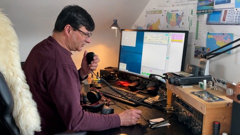 Amateurfunk als Hobby: Denis Mrša aus Balingen hat Funk-Mikrofon in der Hand und versucht mit jemandem in der Ferne zu sprechen.