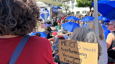Rund 400 Menschen demonstrieren in Freiburg auf dem Augustinerplatz, um auf die Erkrankung MECFS aufmerksam zu machen. Bei bestem Wetter (22 Grad) wurde mit einer Schweigeminute an die Verstorbenen durch die Krankheit gedacht. 