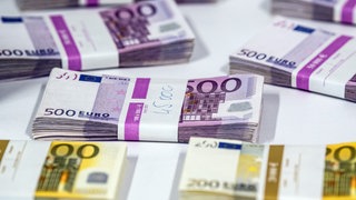 Auf einer weißen Oberfläche liegen mehrere Bündel mit Geldscheinen. Der Kreis Tübingen erhält fast 47 Millionen Euro aus dem Sondervermögen des Bundes. Jetzt ist klar, was damit passieren soll. (Sujetbild)