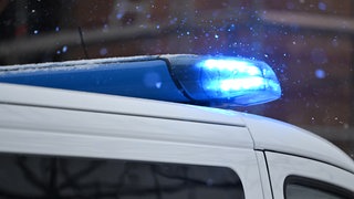 Das Blaulicht auf einem Polizeiauto leuchtet beim Einsatz