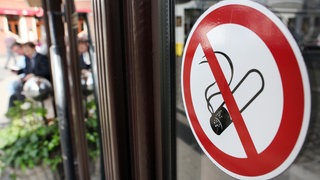 Ein Schild, das anzeigt: Hier ist Rauchverbot. Wie weit es reicht, ist umstritten. Deswegen kritisiert der Tübinger OB Palmer das Gesetz.