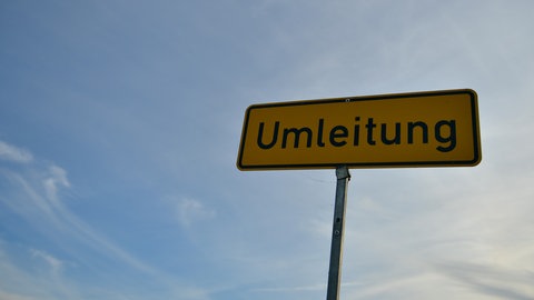 Ein Umleitungsschild vor blauem Himmel: Auf zwei Abschnitten der B27 - zwischen Ofterdingen und der Anschlussstelle Bodelshausen und zwischen Balingen-Endingen bis zur Anschlussstelle Balingen-Nord - gibt es ab Juli halbseitige Sperrungen oder nur eine Fahrbahn für den Verkehr.