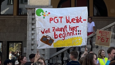 Ein Banner mit der Aufschrift: "PGT bleibt - weil Zukunft hier beginnt". Schülerinnen, Lehrer und Eltern haben am Donnerstag für den Erhalt des Progymnasiums in Tailfingen (PGT) demonstriert.