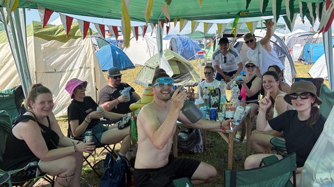 Festivalbesucher auf dem Campinggelände vom Southside.