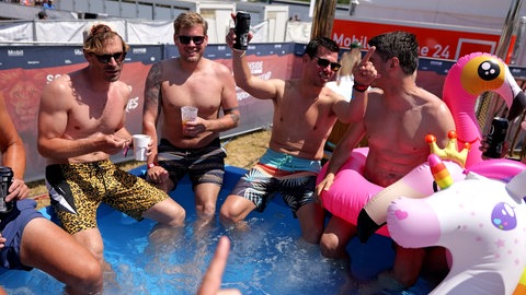 Abkühlung im Whirlpool gegen die Hitze auf dem Southside-Festival 2026 in Neuhausen ob Eck.