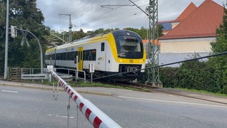 Ein gelber Zug der Ammertalbahn fährt durch Tübingen. In den letzten Wochen gab es auf der Strecke aber viele Zugausfälle.