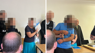Prozess am Amtsgericht in Horb am Neckar: Die angeklagten Eltern des toten Kleinkinds werden in den Saal geführt.