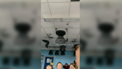 Am Eugen-Bolz-Gymnasium in Rottenburg hatten die Abiturienten beim Abistreich Stühle an die Decke geklemmt. 