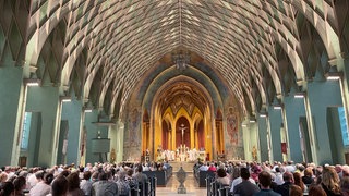 Die expressionistische St. Ulrich Kirche in Geislingen wird mit einer feierlichen Messe eingeweiht.